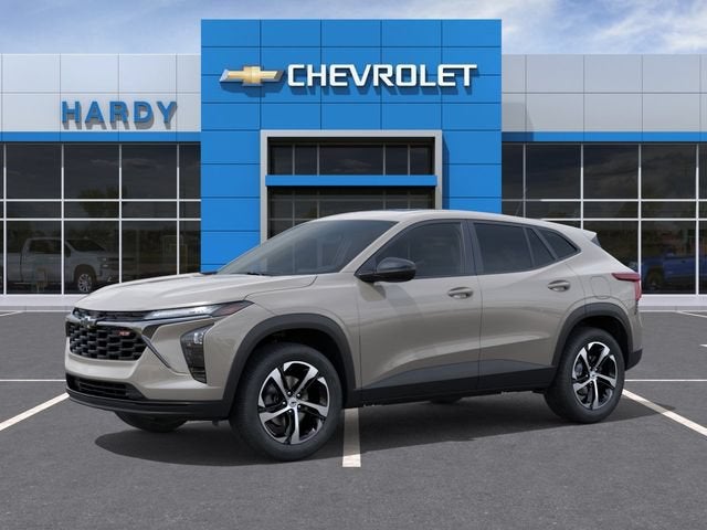 2026 Chevrolet Trax 1RS in White Sands — front three-quarter view