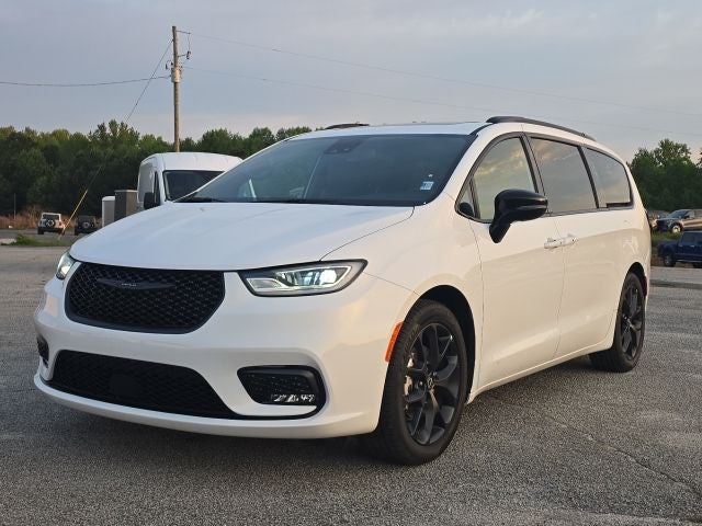 2025 Chrysler Pacifica Limited in Bright White Clearcoat — front three-quarter view